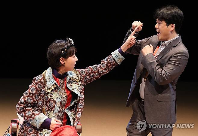 연극 '신파의 세기' 오늘 개막 (서울=연합뉴스) 이재희 기자 = 28일 오후 서울 종로구 대학로극장 쿼드에서 열린 연극 '신파의 세기' 언론 공개회에서 배우들이 시연하고 있다. 가상의 신생국 '치르치르스탄'에서 20세기 한국에서 유행한 장르인 신파극을 선보인다는 설정의 이 작품은 다음 달 17일까지 열린다. 2023.11.28 scape@yna.co.kr