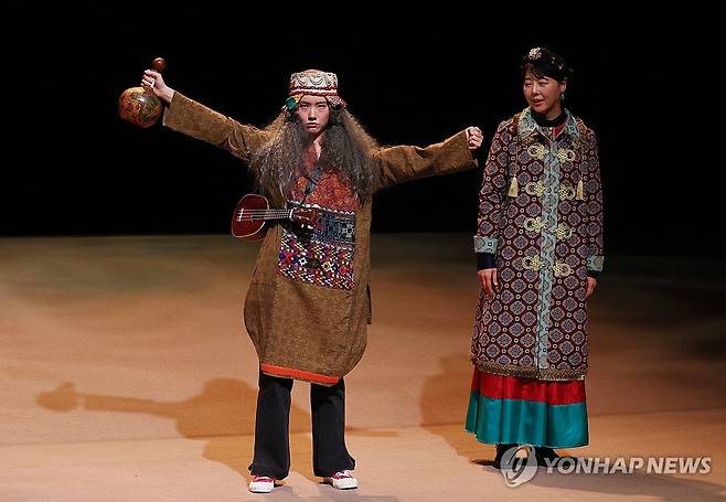 연극 '신파의 세기' 오늘 개막 (서울=연합뉴스) 이재희 기자 = 28일 오후 서울 종로구 대학로극장 쿼드에서 열린 연극 '신파의 세기' 언론 공개회에서 배우들이 시연하고 있다. 가상의 신생국 '치르치르스탄'에서 20세기 한국에서 유행한 장르인 신파극을 선보인다는 설정의 이 작품은 다음 달 17일까지 열린다. 2023.11.28 scape@yna.co.kr