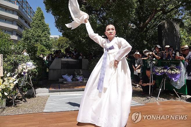 간토대지진 100주년 조선인 희생자 추도식서 진혼무 선보이는 김순자 씨 (도쿄=연합뉴스) 박성진 특파원 = 9월 1일 오전 도쿄 스미다구에 있는 요코아미초 공원에서는 1923년 일본 도쿄를 비롯한 수도권 일대를 강타한 간토(關東)대지진 당시 학살된 조선인들을 추모하기 위한 위령 행사가 열렸다. 재일 한국인 무용가 김순자 씨가 한복을 입고 나와 100년 전 희생된 조선인의 넋을 위로하는 진혼무를 선보이고 있다. 2023.9.1 sungjinpark@yna.co.kr