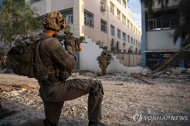 일시 휴전 중 가자지구서 총구 겨누는 이스라엘군 (가자지구 로이터=연합뉴스) 이스라엘군(IDF)이 팔레스타인 무장 정파 하마스와 일시 휴전 중인 29일(현지시간) 가자지구에서 작전을 펼치는 군인들의 모습을 공개했다. 이스라엘과 하마스는 휴전 연장 첫날인 전날 무력 충돌이 있었다며 상대방이 먼저 휴전 합의를 위반했다고 주장했다. 2023.11.29 besthope@yna.co.kr