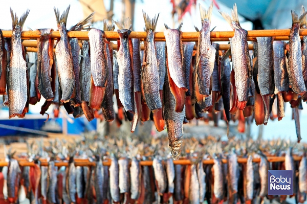 고소하면서도 쫄깃한 맛으로 겨울이면 찾아 먹는 사람들이 많은 과메기. ⓒ베이비뉴스