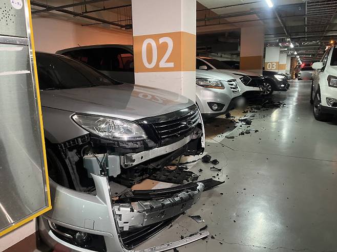 29일 대구 북구 한 아파트 지하 주차장에 차들이 파손된 채 주차돼있다. (사진=연합뉴스)
