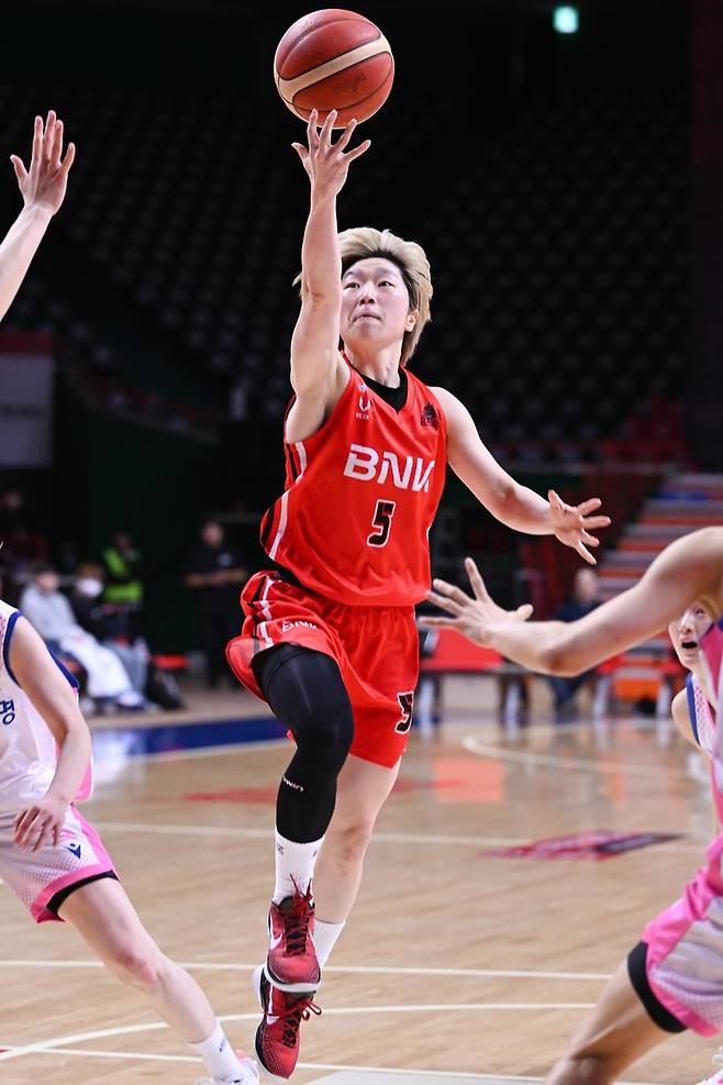 BNK 안혜지가 극적인 결승골로 3연패 탈출을 이끌었다. [WKBL 제공]