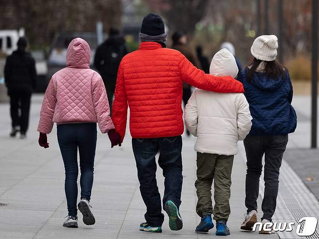 초겨울 추위가 찾아온 29일 오후 서울 종로구 광화문광장을 찾은 외국인 관광객들이 길을 거닐고 있다. 2023.11.29/뉴스1 ⓒ News1 이재명 기자