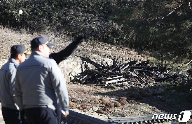 30일 오전 경기 안성시 죽산면 칠장사 요사채가 전날 발생한 화재로 불에 타 잔해들만 남아있다. 경기남부청 과학수사대는 안성경찰서, 소방, 국립과학수사연구원과 함께 이날 오전 화재현장에 대한 합동감식을 진행할 예정이다. 2023.11.30/뉴스1 ⓒ News1 김영운 기자