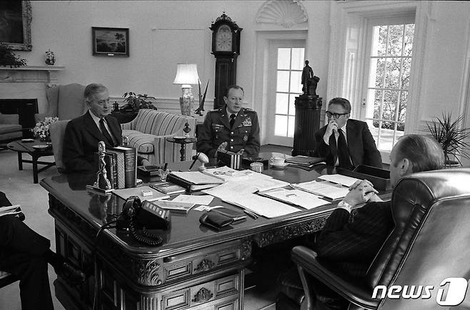 1975년 3월25일 미국 워싱턴 D.C.의 백악관에서 제럴드 포드 미국 전 대통령과 베트남 상황을 논의하는 헨리 키신저 국무장관(우측에서 두번째)의 모습. ⓒ 로이터=뉴스1 ⓒ News1 정지윤 기자