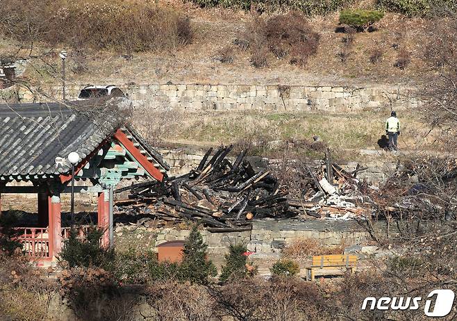 30일 오전 경기 안성시 죽산면 칠장사 요사채가 전날 발생한 화재로 불에 타 잔해들만 남아있다. 경기남부청 과학수사대는 안성경찰서, 소방, 국립과학수사연구원과 함께 이날 오전 화재현장에 대한 합동감식을 진행할 예정이다. 2023.11.30/뉴스1 ⓒ News1 김영운 기자