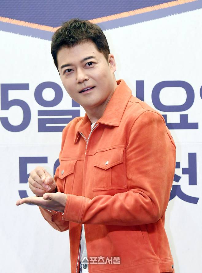 방송인 전현무가 2일 서울 마포구 스탠포드호텔에서 진행된 채널A ‘성적을 부탁해 : 티처스’ 제작발표회에서 취재진을 향해 포즈를 취하고 있다. 박진업기자 upandup@sportsseoul.com