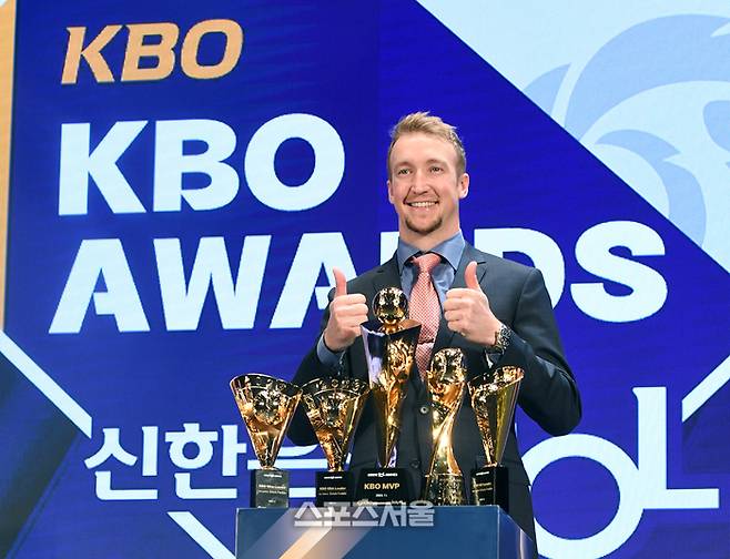NC 다이노스 에릭 페디가 27일 서울 중구 웨스틴조선서울 그랜드볼룸에서 진행된 2023 KBO 시상식에서 MVP를 포함해 5관왕에 오른 뒤 기념촬영을 하고 있다. 박진업기자 upandup@sportsseoul.com