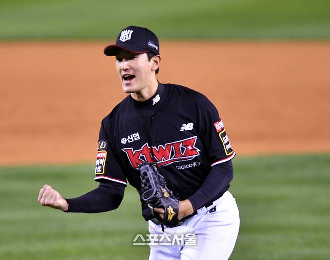 KT 고영표가 수비를 마치며 환호하고 있다. 강영조기자 kanjo@sportsseoul.com