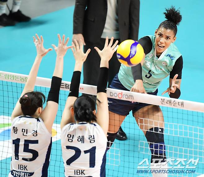 29일 서울 장충체육관에서 열린 GS 칼텍스와 IBK 기업은행의 경기. GS 실바가 공격하고 있다. 장충체=정재근 기자 cjg@sportschosun.com/2023.11.29/