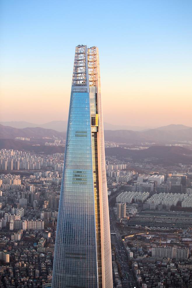 롯데월드타워에 있는 스카이서울은 아름다운 서울 야경을 감상할 수 있는 곳이다. 지상에서 전망대까지 이동하는데 소요되는 시간은 1분 남짓이다. 사진제공=롯데월드