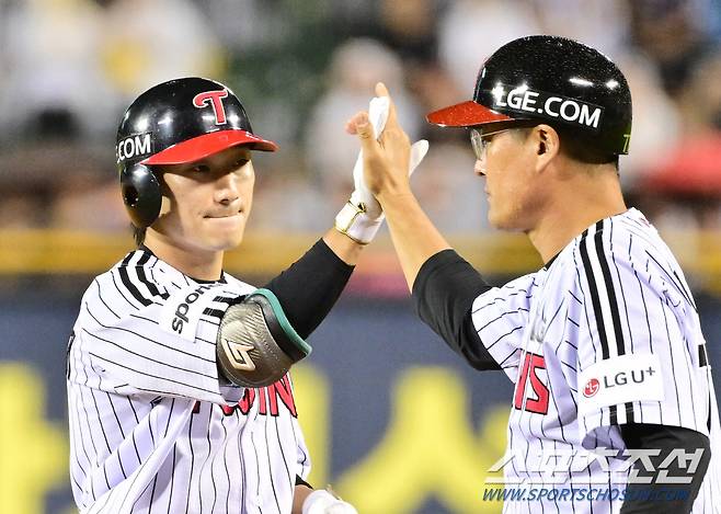 16일 잠실구장에서 열린 LG와 SSG전. 6회 2타점 적시타를 날린 신민재. 잠실=송정헌 기자songs@sportschosun.com/2023.09.16/