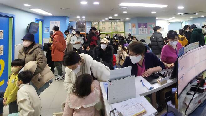 지난 5일 일요일 오전 서울 구로구에 있는 우리아이들병원 소아과 외래에 몰려든 아기 환자와 부모들이 대기실을 꽉 채우고 있다. 휴일에 문을 연 소아 응급실이 사라지면서 서울 밖에서도 아기 환자들이 온다./김철중 기자
