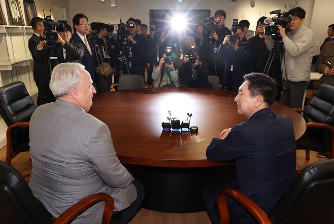 김기현 국민의힘 대표와 인요한 혁신위원장이 지난 17일 서울 여의도 당사에서 면담을 하고 있다./뉴스1