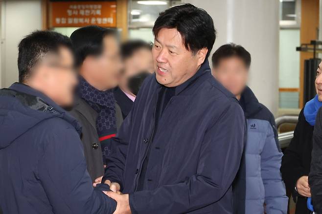 대장동 민간업자들에게서 불법 정치자금과 뇌물을 받은 혐의로 기소된 김용 전 민주연구원 부원장이 30일 오후 서울 서초동 서울중앙지법에서 열린 1심 선고 공판에 출석하며 지지자들과 인사를 나누고 있다. 이날 선고공판에서 김 전 부원장은 징역 5년을 선고받고 법정구속됐다. /연합뉴스