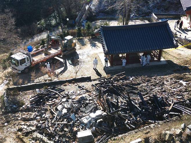 30일 오전 경기 안성시 죽산면 칠장사 요사채 화재현장에서 경찰 및 소방 관계자들이 합동감식을 진행하고 있다. /뉴스1