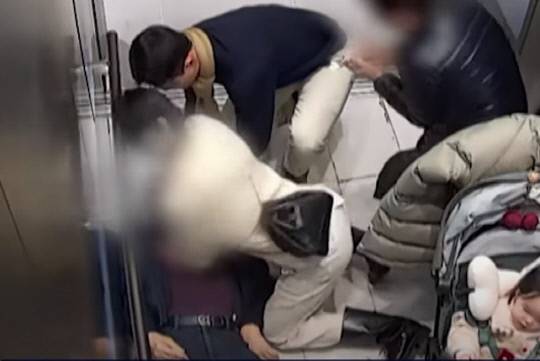 한 남성이 백화점 엘리베이터에서 의식을 잃고 쓰러졌으나 옆에 있던 간호사의 도움으로 의식을 되찾은 사연이 전해져 감동을 주고 있다. 사진=SBS뉴스 보도화면 캡처