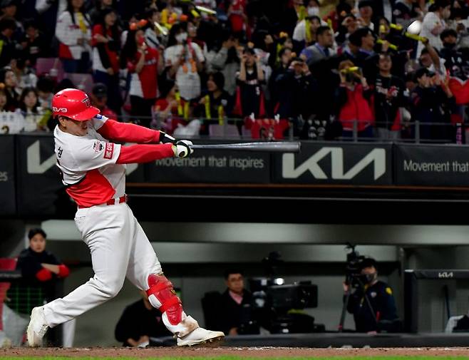 [광주=뉴시스] 광주 북구 광주-기아챔피언스필드에서 열린 2023프로야구 KIA 타이거즈 대 롯데 자이언츠의 경기, 4회 말 KIA 이우성이 좌익수 뒤 솔로 홈런을 날리고 있다