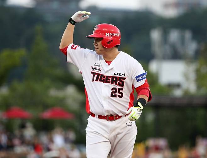 (광주=연합뉴스) 21일 광주기아챔피언스필드에서 열린 프로야구 두산 베어스와 KIA 타이거즈의 경기. KIA 2회말 2사 2루에서 7번타자 이우성이 적시타를 치고 더그아웃을 향해 세리머니 하고 있다.