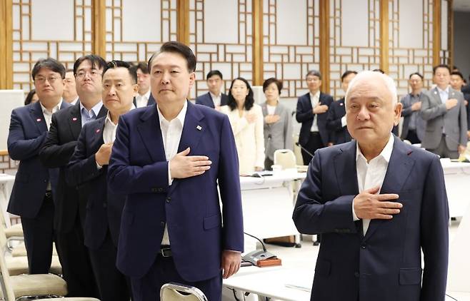 윤석열 대통령, 국민통합위 1주년 성과보고 및 2기 출범식 참석 (서울=연합뉴스) 진성철 기자 = 윤석열 대통령이 25일 서울 용산 대통령실 청사에서 열린 국민통합위원회 1주년 성과보고회 및 2기 출범식에서 국기에 경례하고 있다. 2023.8.25 zjin@yna.co.kr (끝)