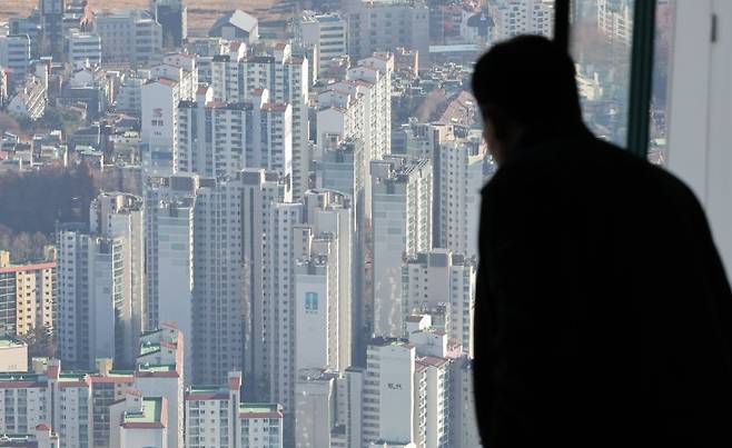 전국 아파트 값이 고금리 부담 등으로 23주 만에 하락 전환하면서 주택시장 약세 전망이 확산되고 있다. 11월 30일 서울 송파구 롯데월드타워 전망대를 찾은 관람객이 아파트 단지를 바라보고 있다.뉴스1