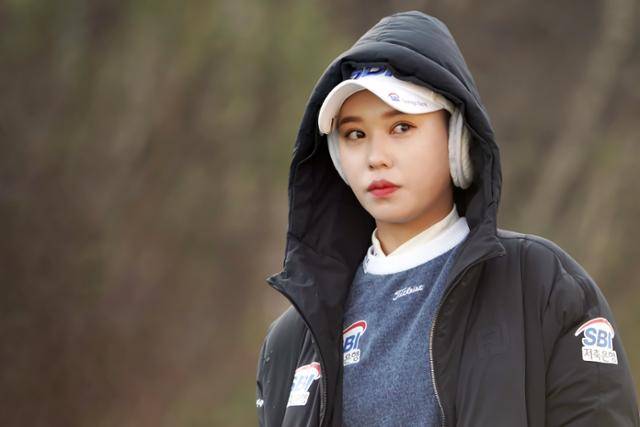 문정민이 12일 강원 춘천시 라비에벨 컨트리클럽 올드코스에서 열린 KLPGA 투어 시즌 최종전인 SK쉴더스·SK텔레콤 챔피언십 최종라운드에서 경기를 지켜보고 있다. SK쉴더스·SK텔레콤 챔피언십 운영본부 제공