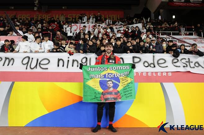 이번 시즌을 끝으로 포항 스틸러스를 떠나는 제카가 포항 스틸야드에서의 마지막 경기를 마치고 팬들과 기념 사진을 촬영하고 있다. 사진=프로축구연맹&nbsp;