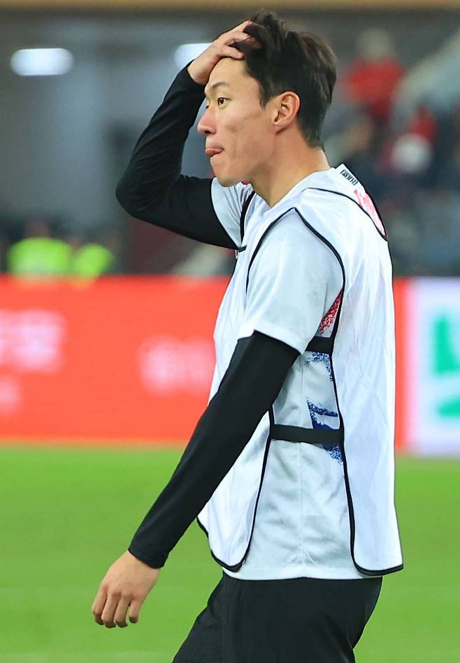 <yonhap photo-0387=""> 벤치로 향하는 황의조 (선전=연합뉴스) 김도훈 기자 = 21일 중국 선전 유니버시아드 스포츠센터에서 열린 2026 북중미 월드컵 아시아 2차 예선 한국과 중국의 경기. 대표팀 황의조가 하프 타임 때 몸을 푼 뒤 벤치로 향하고 있다. 2023.11.22 superdoo82@yna.co.kr/2023-11-22 01:51:09/ <저작권자 ⓒ 1980-2023 ㈜연합뉴스. 무단 전재 재배포 금지.></yonhap>