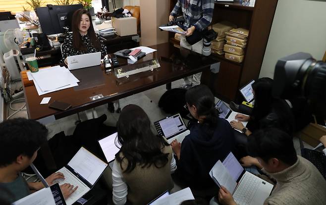 <yonhap photo-1829=""> '황의조 불법촬영' 피해자 법률 대리인 기자 브리핑 (서울=연합뉴스) 서대연 기자 = 축구대표팀 황의조 불법촬영 혐의 피해자 법률대리인 이은의 변호사가 23일 서울 서초구 소재 사무실에서 황의조 측 입장문에 대한 반박 기자간담회를 하고 있다. 2023.11.23 [공동취재] dwise@yna.co.kr/2023-11-23 12:18:38/ <저작권자 ⓒ 1980-2023 ㈜연합뉴스. 무단 전재 재배포 금지.></yonhap>