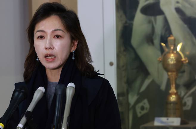 <yonhap photo-2738=""> 황의조 관련 논의 기구 회의 결과 설명 (서울=연합뉴스) 홍해인 기자 = 이윤남 대한축구협회(축협) 윤리위원장이 28일 오후 서울 종로구 대한축구협회에서 불법 촬영 혐의로 경찰 수사를 받는 축구 국가대표 황의조 사건과 관련해 열린 논의 기구 회의를 마친 뒤 결과를 설명하고 있다. 2023.11.28 hihong@yna.co.kr/2023-11-28 16:55:03/ <저작권자 ⓒ 1980-2023 ㈜연합뉴스. 무단 전재 재배포 금지.></yonhap>