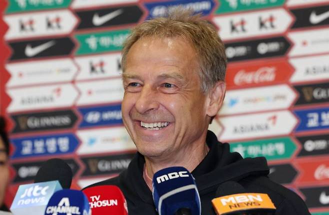 <yonhap photo-3106=""> '한국 귀국' 미소짓는 클린스만 감독 (서울=연합뉴스) 김성민 기자 = 9월 A매치에서 데뷔승을 올린 위르겐 클린스만 한국 남자축구 국가대표팀 감독이 14일 오후 인천공항 제2터미널에서 취재진의 질문에 답하고 있다. 클린스만 감독은 10월 있을 A매치 명단을 발표하기 전 한국에서 K리그 선수를 점검할 예정이다. 2023.9.14 ksm7976@yna.co.kr/2023-09-14 17:23:33/ <저작권자 ⓒ 1980-2023 ㈜연합뉴스. 무단 전재 재배포 금지.></yonhap>