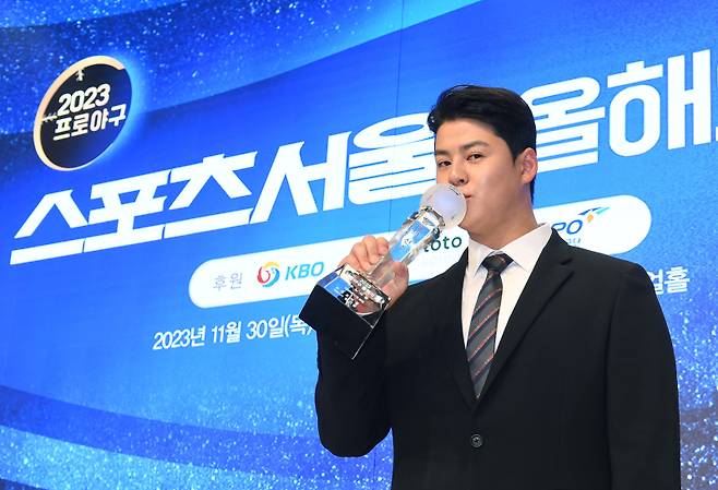 한화 노시환이 30일 서울 강남구 엘리에나 호텔에서 진행된 2023 프로야구 스포츠서울 올해의 상 시상식에서 올해의 선수로 선정된 뒤 기념촬영을 하고 있다. 사진=스포츠서울 제공