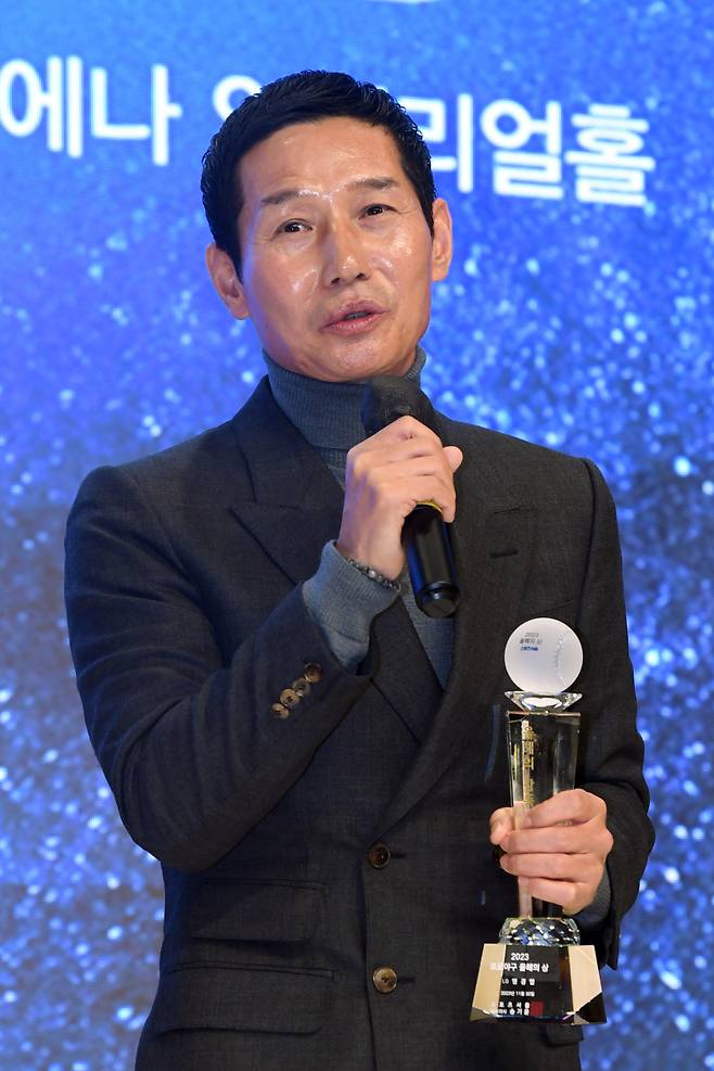 LG 트윈스 염경엽 감독이 30일 서울 강남구 엘리에나 호텔에서 진행된 2023 프로야구 스포츠서울 올해의 상 시상식에서 올해의 감독으로 선정된 뒤 소감을 밝히고 있다. 사진=스포츠서울 제공
