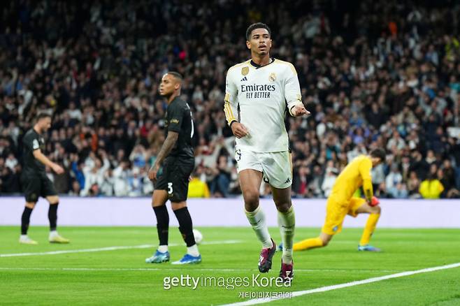 레알 마드리드 주드 벨링엄이 30일 나폴리와의 UEFA 챔피언스리그에서 골을 넣은 뒤 세리머니를 하고 있다. 이 골로 벨링엄은 레알 마드리드 구단 역사상 이적 후 챔피언스리그에서 4경기 연속골을 넣은 최초의 선수가 됐다. 사진=게티이미지