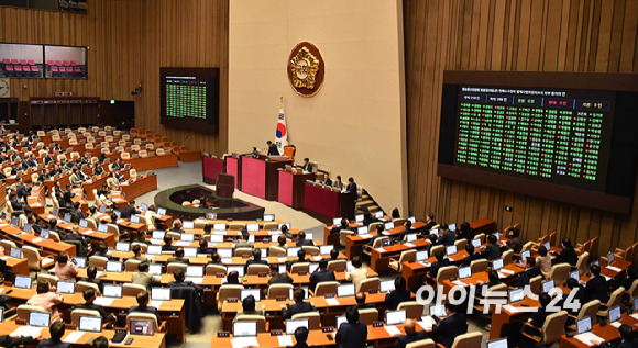 30일 오후 서울 여의도 국회에서 열린 제410회 국회(정기회) 제12차 본회의에서 이동관 방송통신위원회 위원장에 대한 탄핵소추안의 법제사법위원회로의 회부 동의의 건이 부결되고 있다. [사진=곽영래 기자]