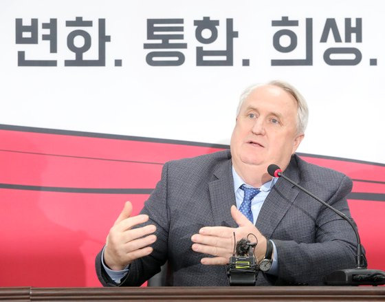 인요한 국민의힘 혁신위원장이 30일 오전 서울 여의도 당사에서 열린 제11차 전체 회의에서 인사말을 하고 있다. 연합뉴스