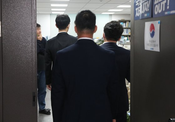 더불어민주당 '전당대회 돈봉투 의혹'을 수사하는 검찰이 2일 오전 서울 여의도 국회 의원회관에서 정당법 위반 혐의로 민주당 임종성·허종식 의원실을 압수수색에 나서고 있다.   사진은 더불어민주당 임종성 의원실로 압수수색 들어서는 검찰 모습. 뉴스1.