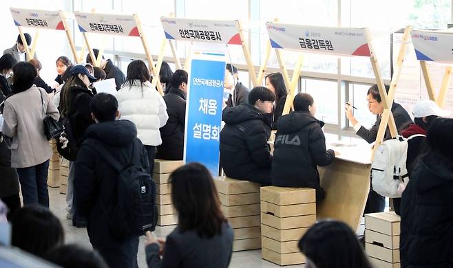 28일 서울 광진구 건국대학교에서 열린 '찾아가는 공직박람회'를 찾은 참가자들이 각 기관 홍보부스를 둘러보고 있다. / 사진=인사혁신처 제공