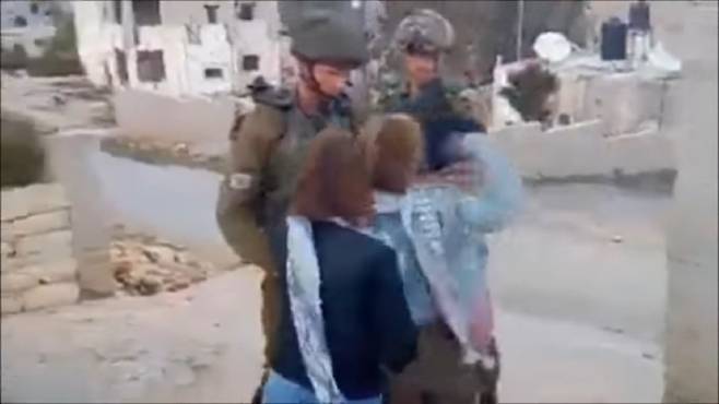 아헤드 타미미가 2017년 12월 이스라엘의 유대인 정착촌 확장 정책에 반대하는 집회에 참석했다가 이스라엘군의 뺨을 때리는 모습. 유튜브 캡처