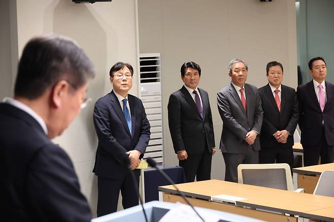 윤석열 대통령이 대통령실에 정책실장직을 신설하는 조직 개편을 30일 단행한 가운데 김대기 비서실장이 대통령실에서 브리핑하고 있다. 대통령실사진기자단