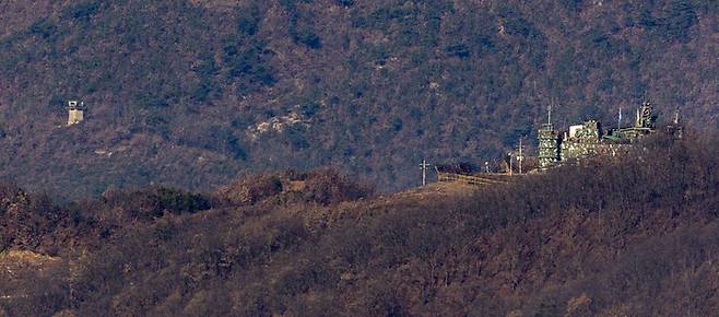 북한이 9·19 남북군사합의로 파괴하거나 철수한 비무장지대(DMZ) 내 최전방 감시초소(GP) 복원 작업에 들어간 가운데 28일 경기 연천군 DMZ에서 남측 GP(오른쪽)와 북측 GP가 군사분계선을 사이에 두고 마주 보고 있다. 연합뉴스