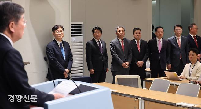 ‘2기 대통령실’ 얼굴들 김대기 대통령비서실장(왼쪽)이 30일 서울 용산 대통령실 청사 브리핑룸에서 수석급 인선안을 발표하고 있다. 왼쪽 두 번째부터 이관섭 정책실장, 황상무 시민사회수석, 한오섭 정무수석, 박춘섭 경제수석, 이도운 홍보수석, 장상윤 사회수석. 김창길 기자 cut@kyunghyang.com