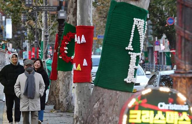 "제가 입은 옷 어울리나요?"한국교회 연합 기관들이 모여 있는 종로5가 일대 가로수 30그루가 빨간색과 녹색이 어우러진 예쁜 성탄 뜨개옷을 입혔다. 뜨개옷은 나무가 병충해로부터 안전하고 따뜻한 겨울을 날 수 있게 해주는 역할을 한다.