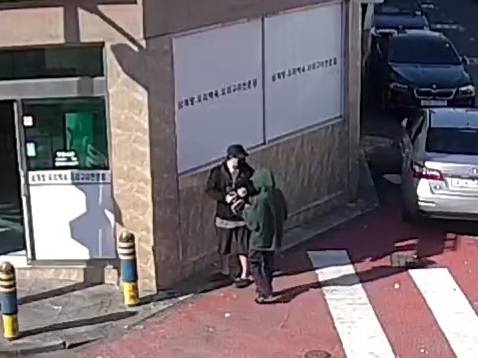 제주도 자치경찰단이 적발한 담배 대리구매 현장.[제주도 자치경찰단]