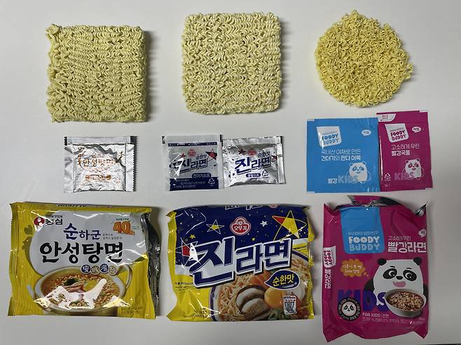 순한 맛 라면 3종. 왼쪽부터 농심 ‘순하군 안성탕면’, 오뚜기 ‘진라면 순한맛’, 하림 ‘푸디버디 빨강라면’. 전새날 기자