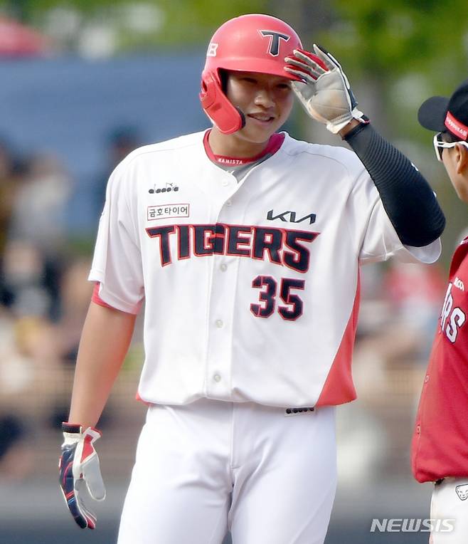 [광주=뉴시스] 류형근 기자 = 29일 오후 광주 북구 광주-기아챔피언스필드에서 열린 2022프로야구 KIA 타이거즈 대 SSG 랜더스의 경기, 6회말 무사 1루에서 KIA 1루주자 김석환이 포수 뒤로 공이 빠진틈에 2루까지 진출해 있다. 2022.05.29. hgryu77@newsis.com