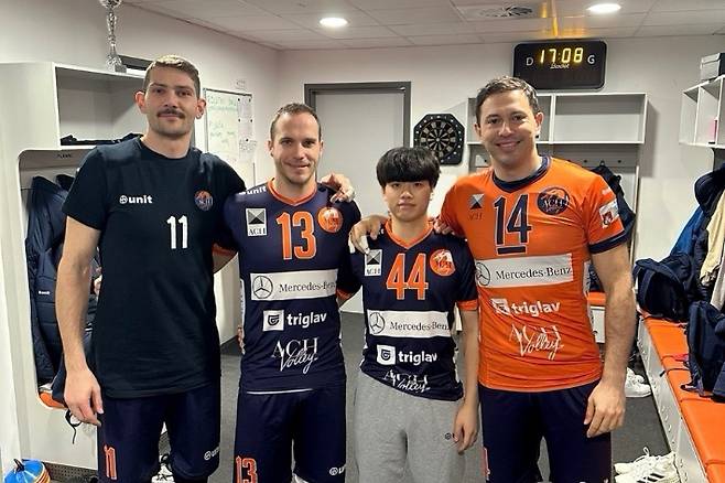 ACH Volley Ljubljana(류블라나) 팀 선수들과 기념 촬영을 한 송민근. 대한항공