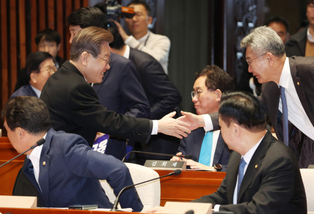 ▲30일 국회에서 본회의 전 열린 더불어민주당 의원총회에서 이재명 대표가 동료 의원들과 인사하고 있다. ⓒ연합뉴스