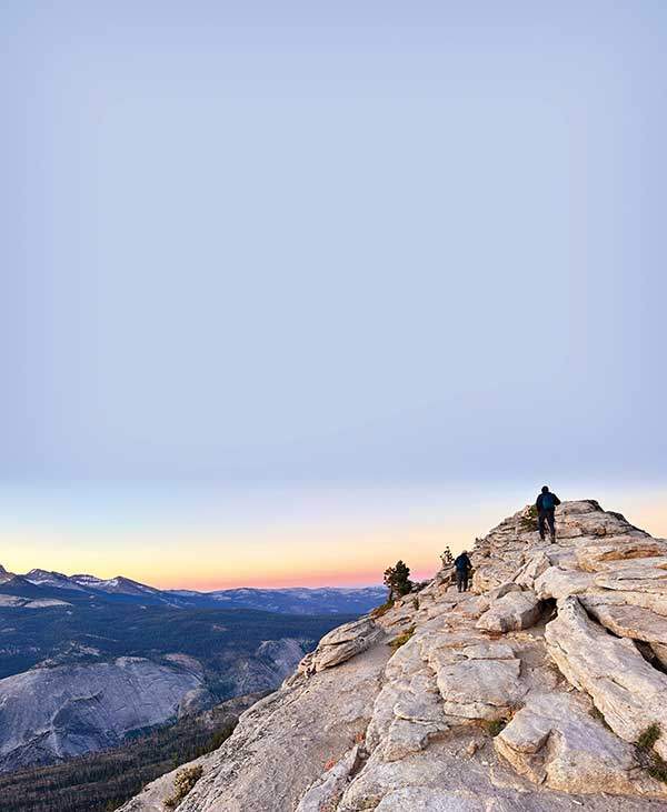 360도 파노라마 뷰로 시에라네바다를 감상할 수 있는 클라우드 레스트 피크를 오르고 있다.